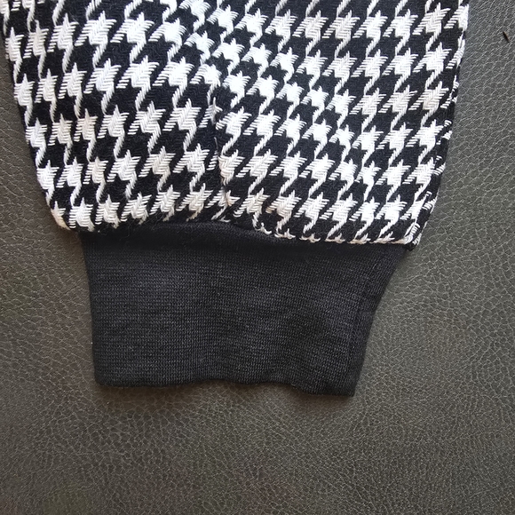 Black and White Houndstooth Crop Sweater - Picture 9 of 9